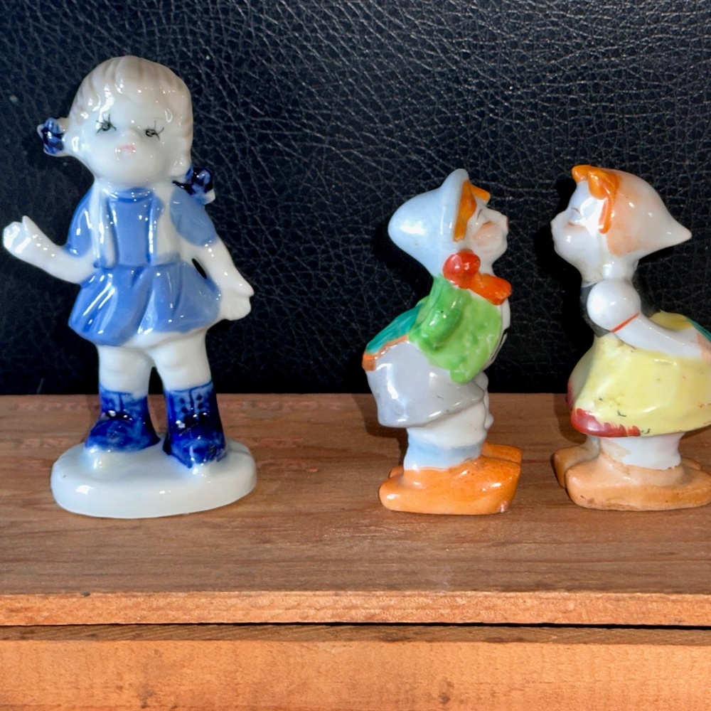 VTG Kissing Dutch Boy & Girl Figures - Porcelain Skating Blue Girl 3 & 4.25” - Picture 2 of 9